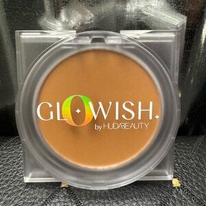 GloWish by Huda Beauty Luminous Pressed Powder